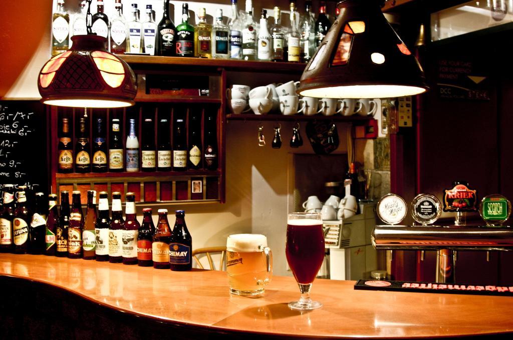 Academus Pub & Guest House Wroclaw Ngoại thất bức ảnh
