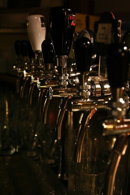 Academus Pub & Guest House Wroclaw Ngoại thất bức ảnh