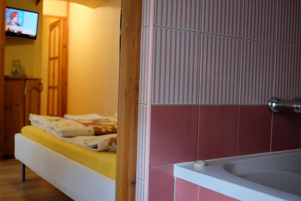 Academus Pub & Guest House Wroclaw Ngoại thất bức ảnh