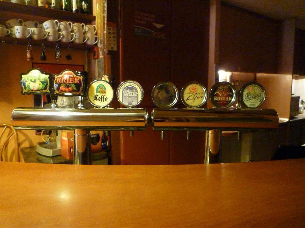Academus Pub & Guest House Wroclaw Ngoại thất bức ảnh