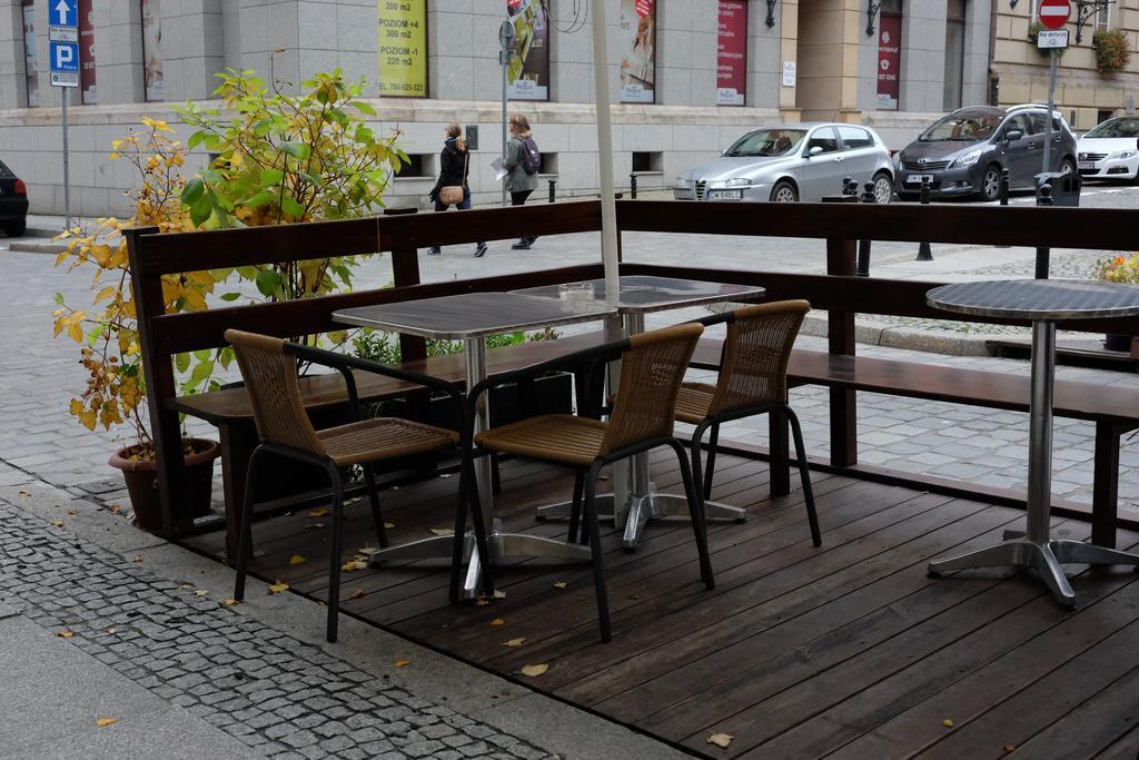Academus Pub & Guest House Wroclaw Ngoại thất bức ảnh