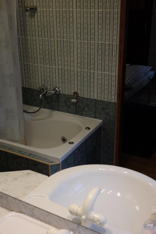 Academus Pub & Guest House Wroclaw Ngoại thất bức ảnh